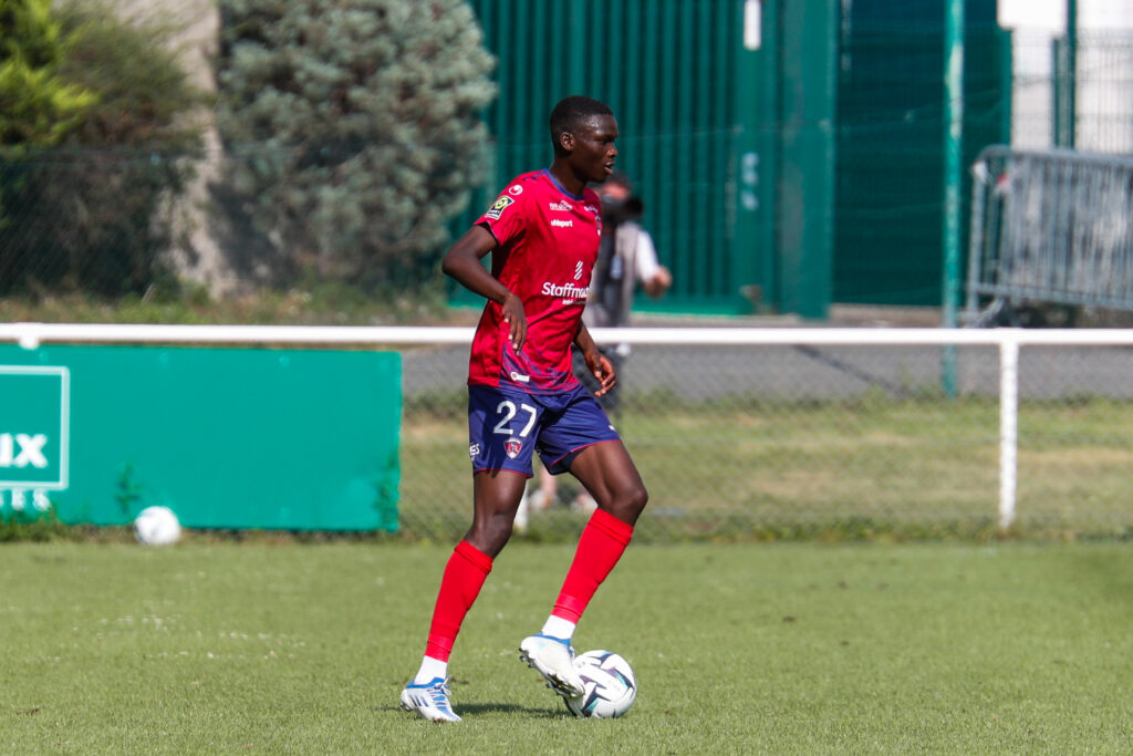  Âgé de 20 ans, le nouveau défenseur dijonnais va apprendre beaucoup de choses aux côtés de joueurs tels que Temanfo (photo Romain Biard/Icon Sport).