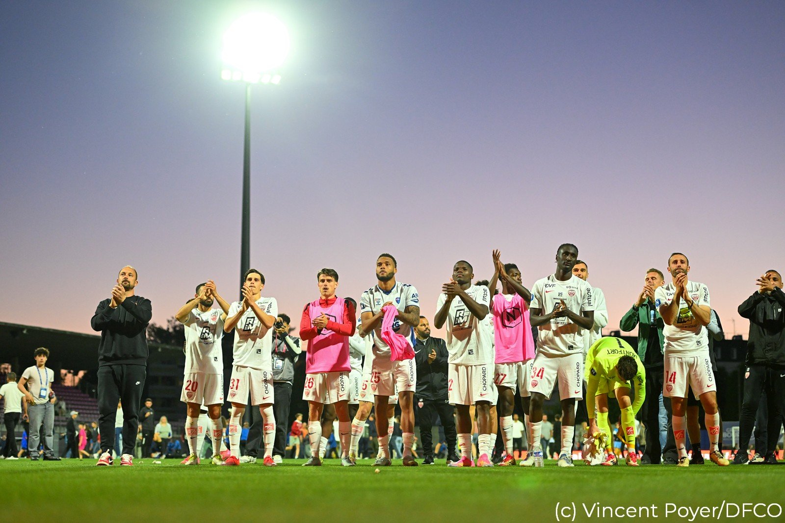 Les joueurs du DFCO saluent les supporters, venus nombreux à Bourg-en-Bresse pour les encourager.