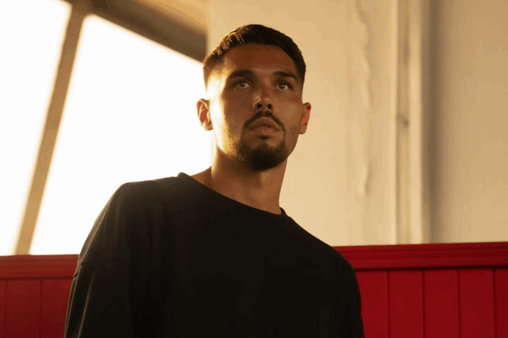 Julien Domingues regarde au loin pendant la Golden Hour, à Cannes.