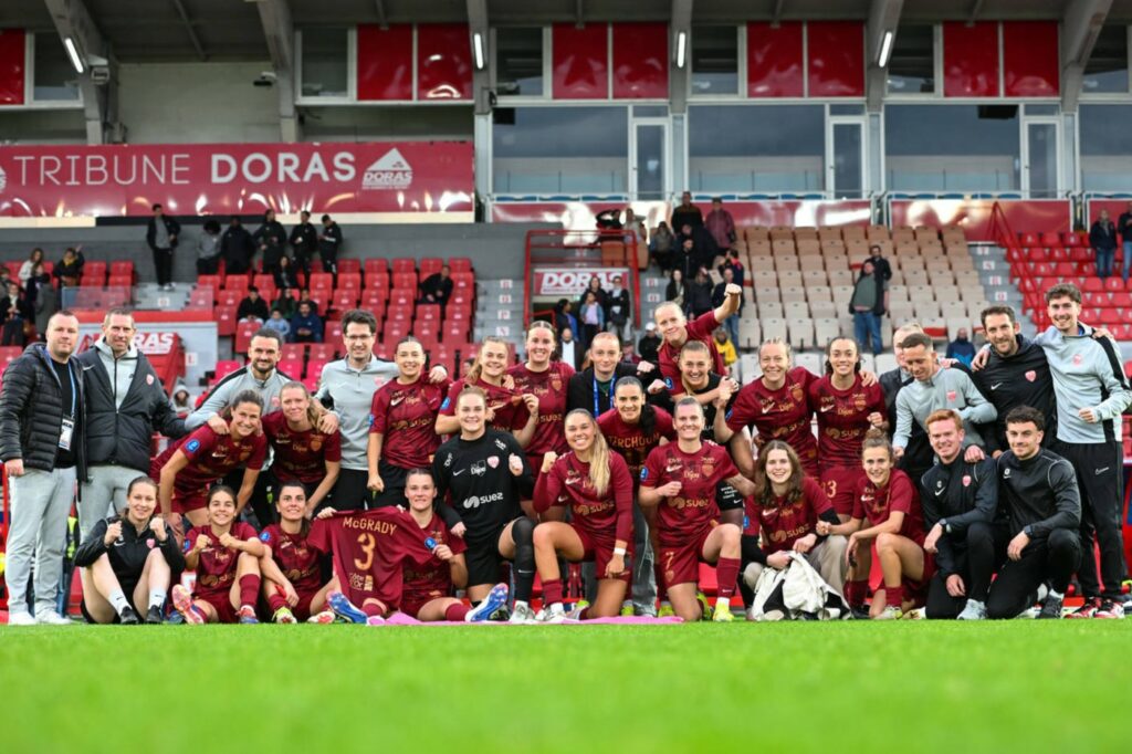 Après la dernière journée de Première Ligue, le Dijon FCO pose, en famille, et savoure un fait d'armes dont peu de clubs peuvent se vanter.