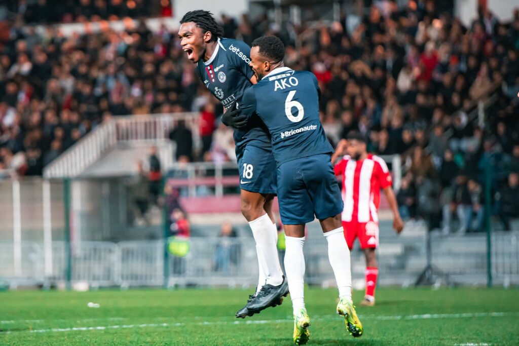 Brandon Ndezi célèbre un but marqué contre l'AS Cannes de Julien Domingues avec le RC Pays de Grasse.