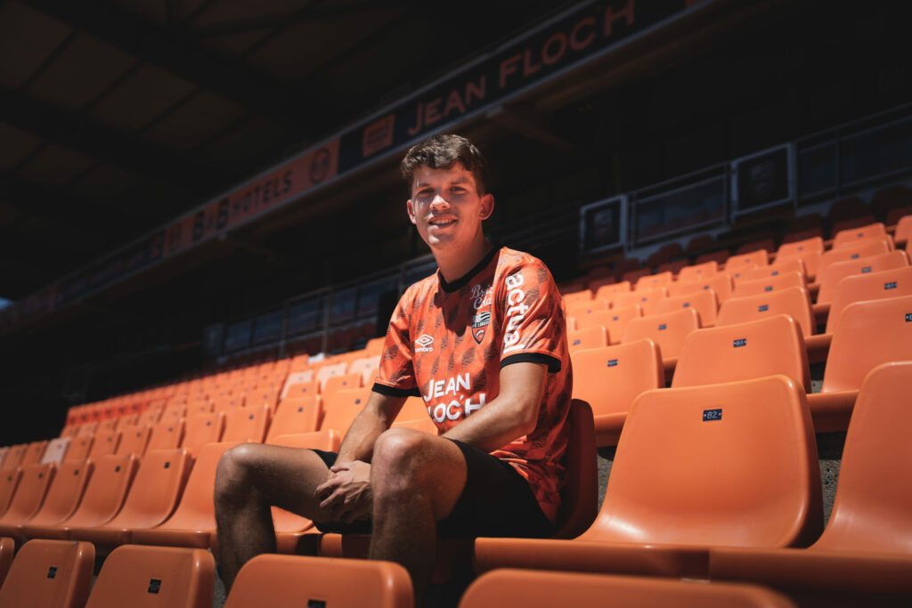 Paul Bellon pose pour le FC Lorient au moment de sa prolongation de contrat, en 2022.