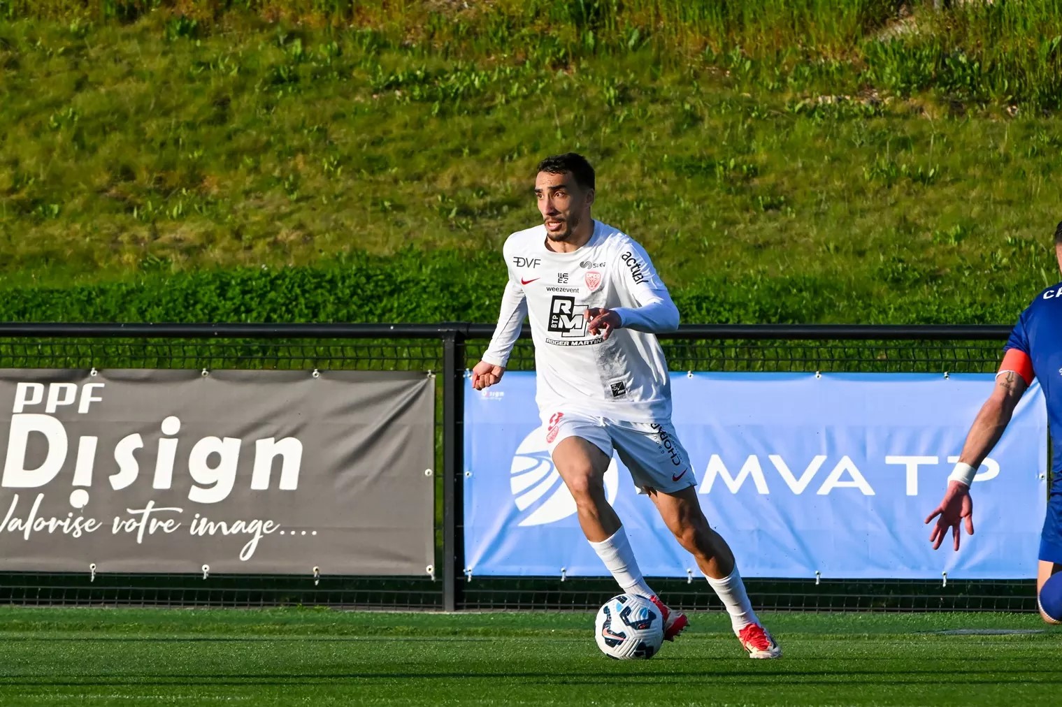 National (J11) – Regardez le choc Versailles – DFCO (0-2) en direct !