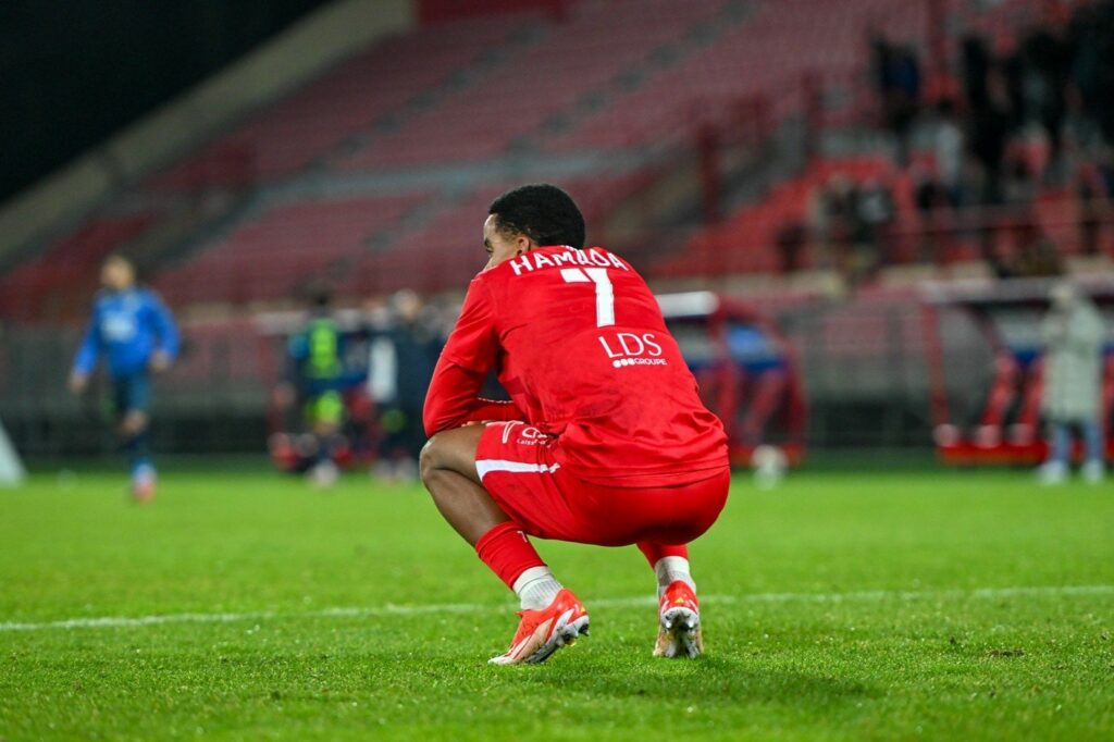 Dépité comme ses supporters, Ben-Chayeel Hamada n'en revient pas d'avoir encore laissé deux points filer.