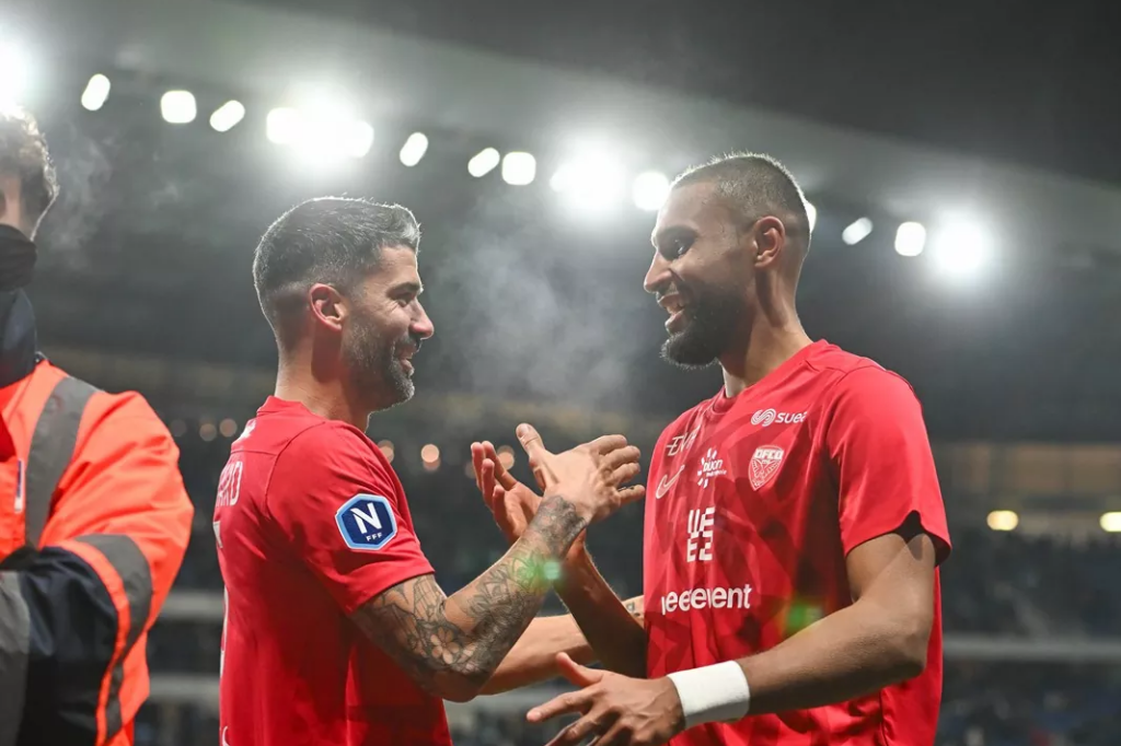 Waly Diouf et Quentin Bernard se serrent la main après un match très réussi de leur part à Sochaux.