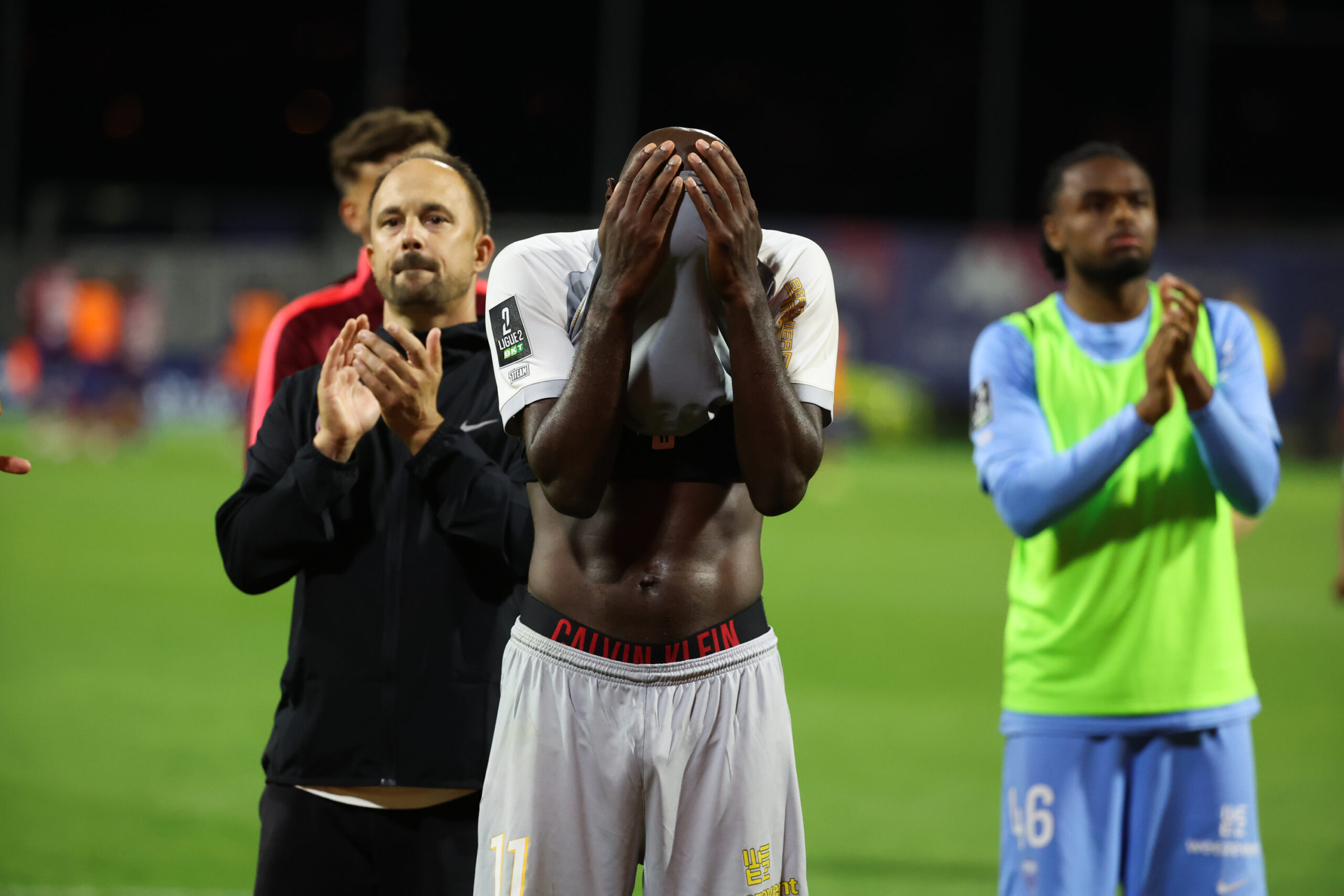 Mains et maillot sur le visage, le n°11 Julio Tavares n'en revient pas : il croyait vraiment avoir donné sa première victoire au DFCO.